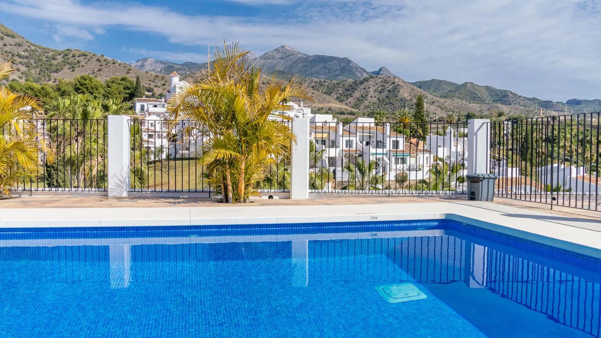 Apartment Las Palmas 9A - Oasis Properties Nerja Spain
